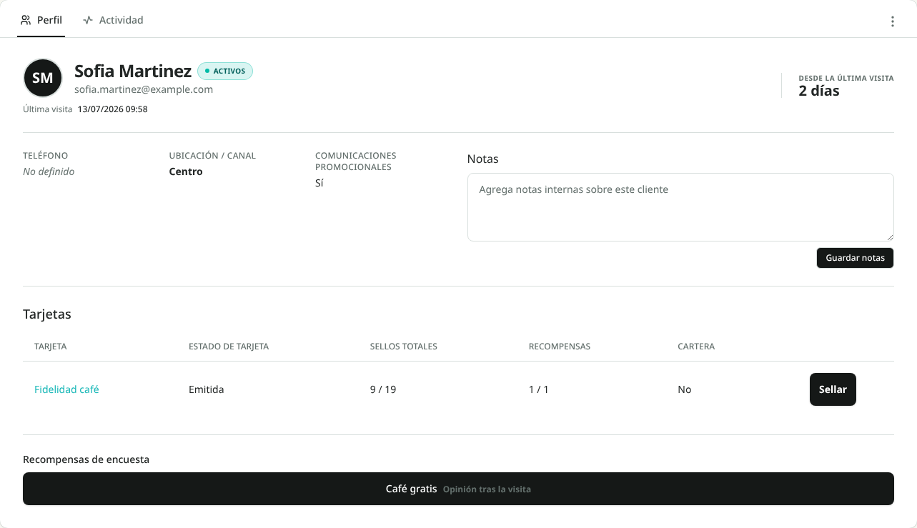 Perfil de cliente NekoCard con tarjetas de fidelización, notas y premios de encuestas